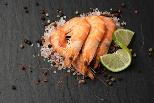 stock image Delicious sauteed shrimp heart with cajun seasoning and lime on dark stone