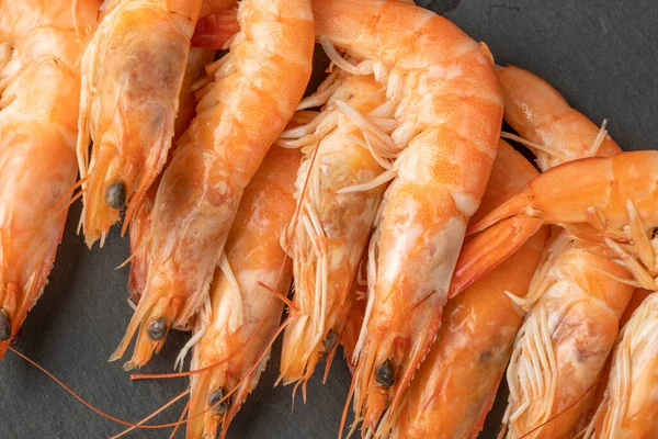 Lezzetli sotelenmiş karides kalbi, Cajun çeşnili ve koyu taşlı limon.