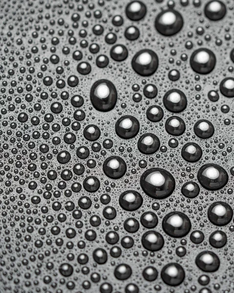 水滴在黑色背景的特写上 — 图库照片