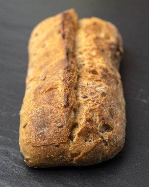 Ahşap rafta çıtır çıtır ekmek. Pastane malları