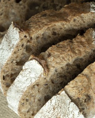 Ahşap rafta çıtır çıtır ekmek. Pastane malları