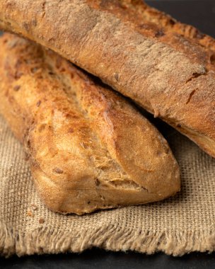 Ahşap rafta çıtır çıtır ekmek. Pastane malları