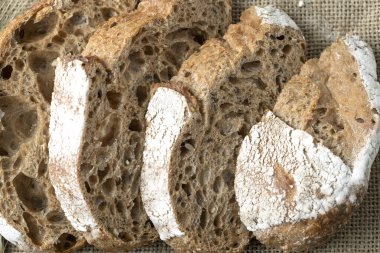 Ahşap rafta çıtır çıtır ekmek. Pastane malları