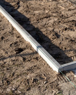 Bir yol inşaatında beton kaldırım kurulumu ve kurulumuna yakın çekim