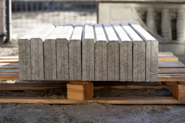 Bir yol inşaatında beton kaldırım kurulumu ve kurulumuna yakın çekim