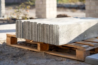 Bir yol inşaatında beton kaldırım kurulumu ve kurulumuna yakın çekim