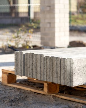 Bir yol inşaatında beton kaldırım kurulumu ve kurulumuna yakın çekim