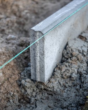 Bir yol inşaatında beton kaldırım kurulumu ve kurulumuna yakın çekim