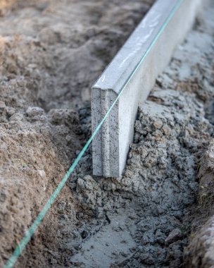 Bir yol inşaatında beton kaldırım kurulumu ve kurulumuna yakın çekim