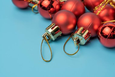 Noel ve Yeni Yıl geçmişi. Altın hediye kutusu. Cam toplar kurdeleye asılı. Parlak kış tatili kompozisyonu. Kartpostal, afiş, poster