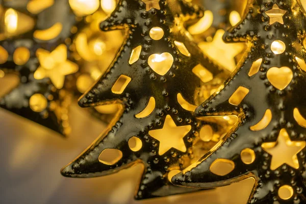 Funkelnde Pailletten Und Girlanden Form Goldener Weihnachtsbäume Mit Ornamenten Und — Stockfoto