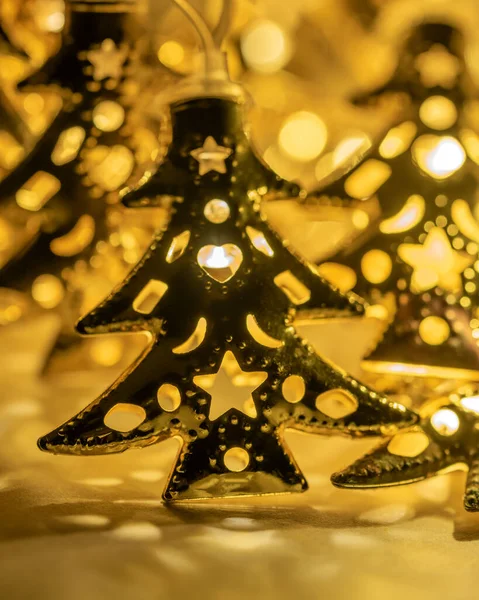 Λαμπερές Πούλιες Και Γιρλάντες Μορφή Χρυσών Χριστουγεννιάτικων Δέντρων Στολίδια Και — Φωτογραφία Αρχείου