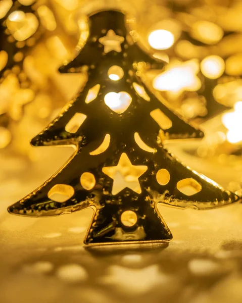 Λαμπερές Πούλιες Και Γιρλάντες Μορφή Χρυσών Χριστουγεννιάτικων Δέντρων Στολίδια Και — Φωτογραφία Αρχείου
