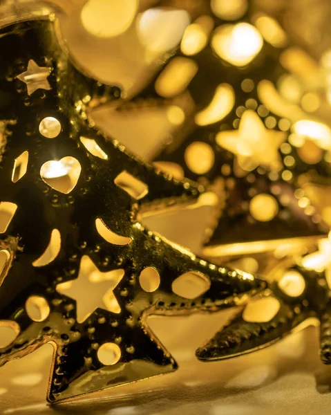 크리스마스 컨셉의 그림을 클로즈업 황금색 크리스마스 형태로 빛나는 시퀀스와 복장들 — 스톡 사진