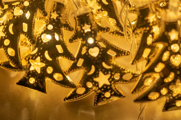 크리스마스 컨셉의 그림을 클로즈업 황금색 크리스마스 형태로 빛나는 시퀀스와 복장들 — 스톡 사진