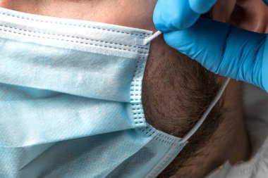 Tıbbi maske takmış bir doktor. Virüs Koruma
