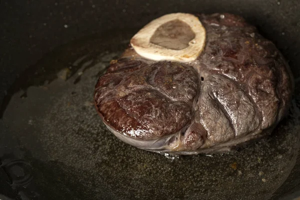 Mkovorrdke Pişirildiğinde Ossobucco Bifteği Tavada Kızartıyorum Evde Biftek Pişiriyorum — Stok fotoğraf