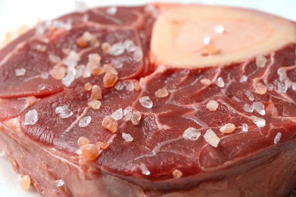 Mutfakta Kağıt Üzerinde Çiğ Biftek — Stok fotoğraf