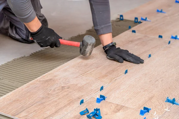 stock image Laying tiles in the bathroom or kitchen