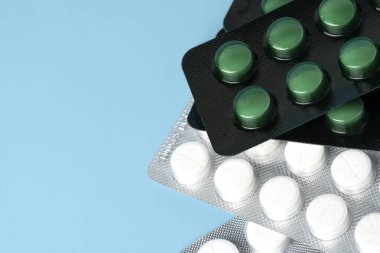 Mavi arka planda bir sürü ilaç var. Hastalıkların tedavisi için ilaç