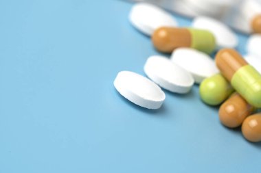 Mavi arka planda bir sürü ilaç var. Hastalıkların tedavisi için ilaç