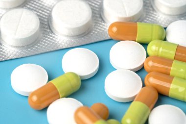 Mavi arka planda bir sürü ilaç var. Hastalıkların tedavisi için ilaç