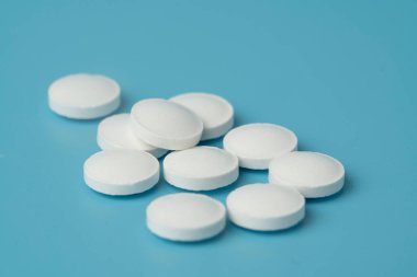 Mavi arka planda bir sürü ilaç var. Hastalıkların tedavisi için ilaç