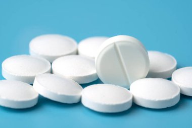 Mavi arka planda bir sürü ilaç var. Hastalıkların tedavisi için ilaç