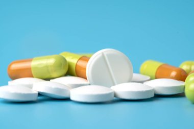 Mavi arka planda bir sürü ilaç var. Hastalıkların tedavisi için ilaç