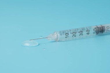 İlaç ya da aşı alma prosedürü için hazır durumda olan şırınga