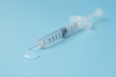 İlaç ya da aşı alma prosedürü için hazır durumda olan şırınga