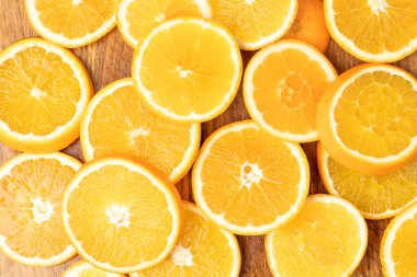 Arka planda buzdan yapılmış sulu portakallar ve mavi arkaplan üzerinde kopya alanı