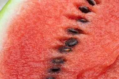 Yakından siyah çekirdekli olgun ve sulu karpuz.