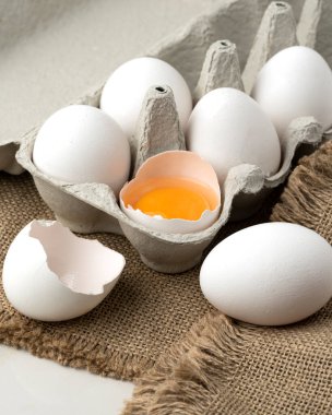 Ev yapımı taze yemek pişirmek için bir sürü çiğ tavuk yumurtası yakın plan..