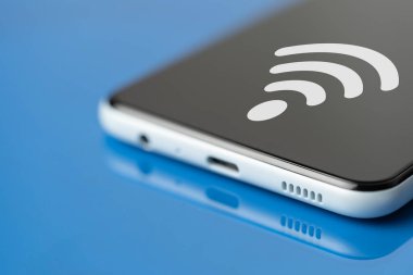 Cep telefonu mavi arkaplanda metin için boşluk var