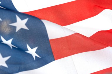 Bağımsızlık Günü. Rüzgarda sallanan bir Amerikan bayrağı. Yakın plan.