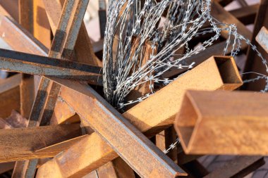 Anti-tank kirpilerinin üzerine dikenli tel gerilmiş. Güçlendirilmiş savunma hattı