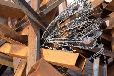 Anti-tank kirpilerinin üzerine dikenli tel gerilmiş. Güçlendirilmiş savunma hattı