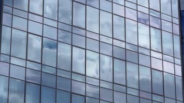 Soyut arkaplan için parlak güneşli bir günde bulutlu güzel mavi gökyüzünün zamanı