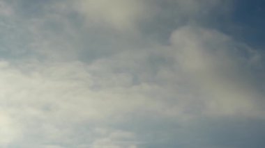 Soyut arkaplan için parlak güneşli bir günde bulutlu güzel mavi gökyüzünün zamanı