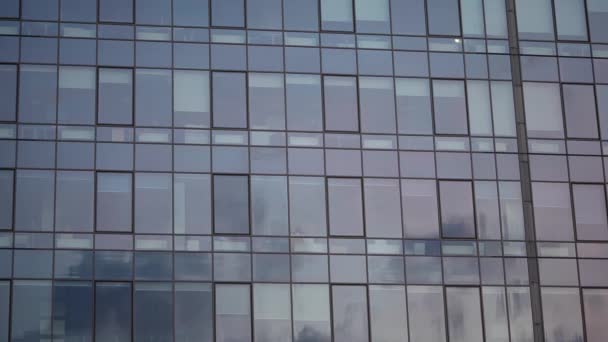Reflektion Moln Modern Kontorsbyggnad Konstruktion Glasfasad — Stockvideo
