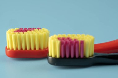 Mavi arkaplanda diş macunlu yeni diş fırçası yakın plan