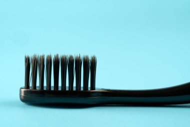 Mavi arkaplanda diş macunlu yeni diş fırçası yakın plan