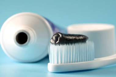 Mavi arkaplanda diş macunlu yeni diş fırçası yakın plan