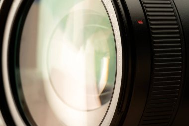 Siyah arka planda profesyonel kamera lensi