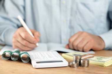 İş muhasebe konsepti, bilgisayarlı hesap makinesi, bütçe ve kredi kartı kullanan iş adamı..