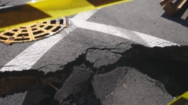 Doğal afet, güçlü bir depremin sonuçları. Yıkılmış şehir ve yüksek binalar, doğal afet, güçlü bir depremin sonuçları..