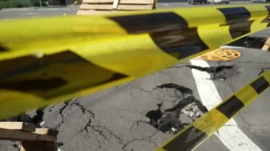 Doğal afet, güçlü bir depremin sonuçları. Yıkılmış şehir ve yüksek binalar, doğal afet, güçlü bir depremin sonuçları..
