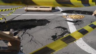 Doğal afet, güçlü bir depremin sonuçları. Yıkılmış şehir ve yüksek binalar, doğal afet, güçlü bir depremin sonuçları..