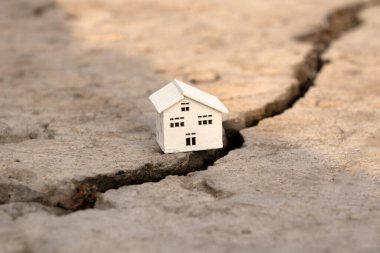 Ev deprem sırasında bir çatlağa düştü. Deprem ev sigortası konsepti Gayrimenkul düşüşü